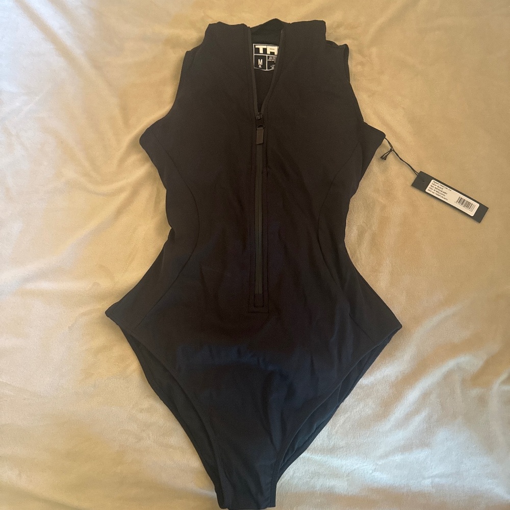 NWT TA3 black sleeveless surfy M